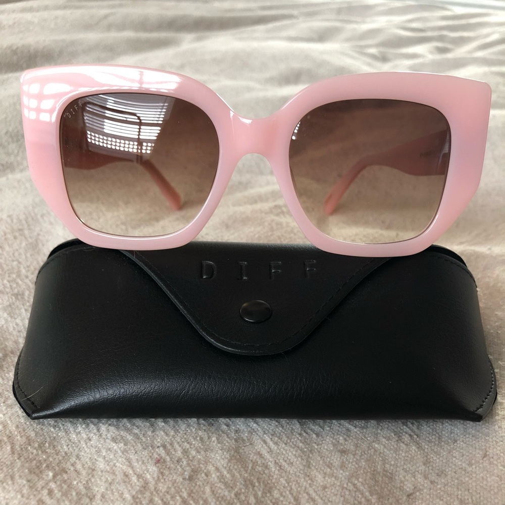 Light Petal Pink Oversized Cat Eye Diff Sunglasses - Never Worn, Case Included